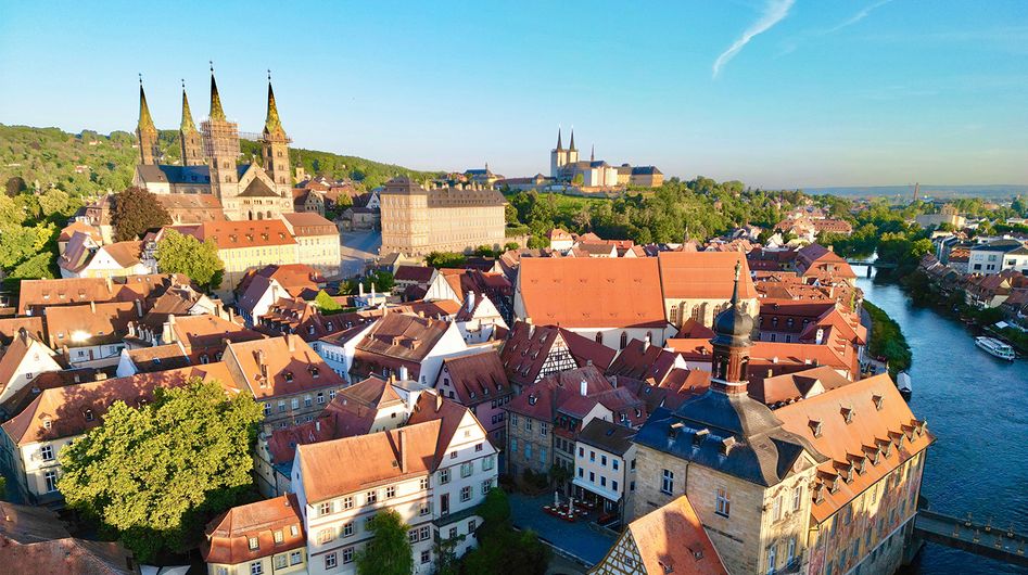 Blick auf die Bamberger Altstadt von oben mit der Regnitz