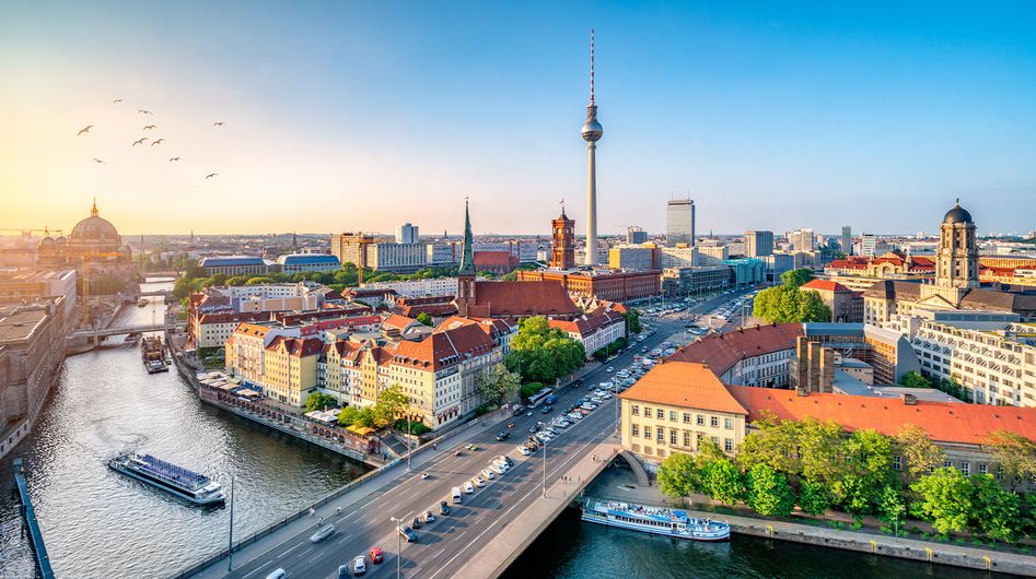 Blick von oben auf Berlin, im Vordergrund die Spree, im Hintergrund der Fernsehturm