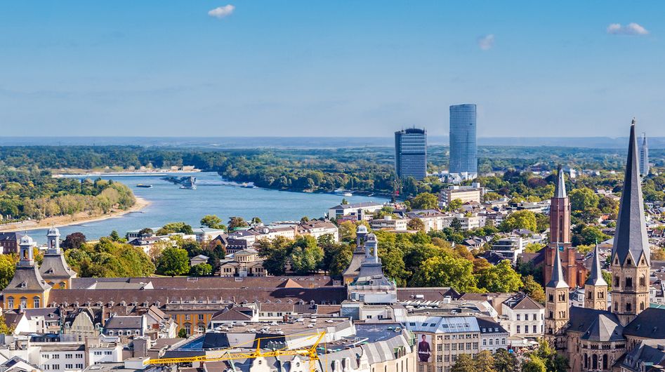 Blick auf Bonn von oben unter blauem Himmel, im Hintergrund der Rhein