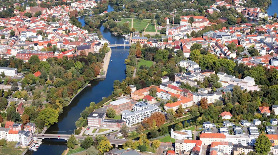 Blick auf Brandenburg an der Havel und den Fluss Havel von oben