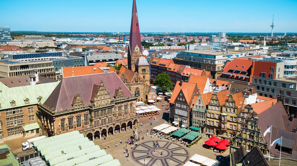 Blick auf den Marktplatz und das Rathaus in Bremen von oben