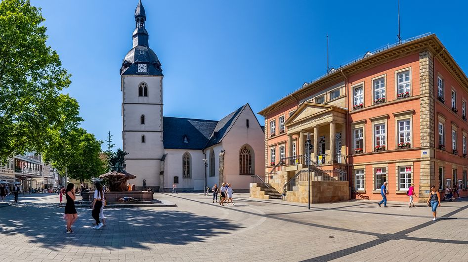 A market square in Detmold with a view of the town hall and the Church of St. Savior