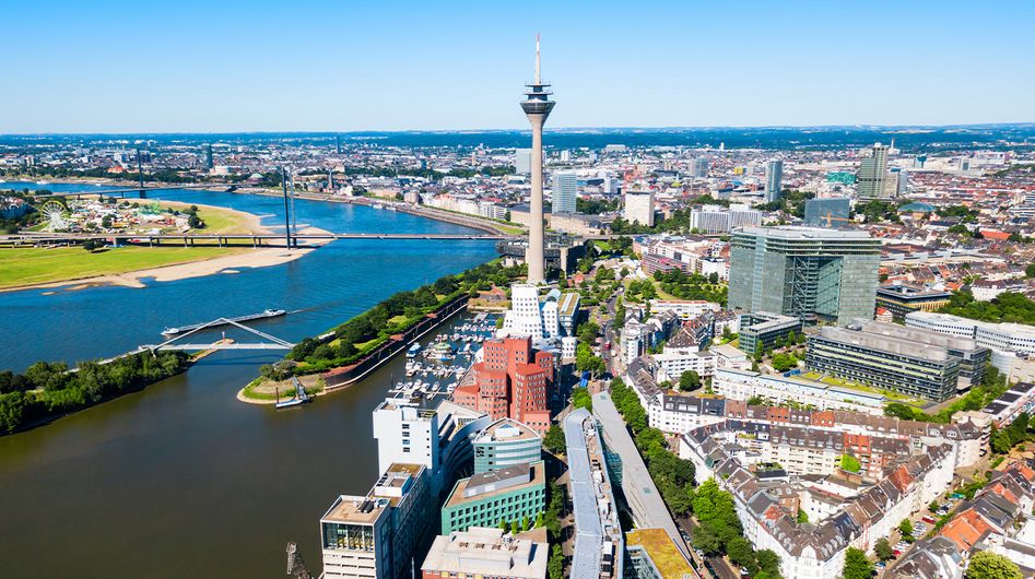 Blick auf Düsseldorf und das Rheinufer von oben, mit dem Fernsehturm im Fokus