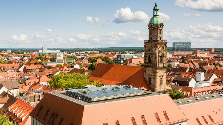 Blick über die Altstadt Erlangens an einem sonnigen Tag