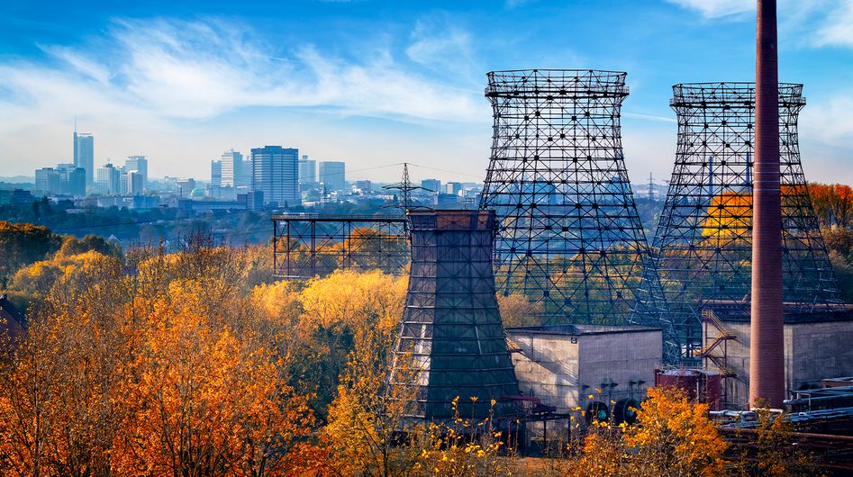 Blick auf Industriebauten in Essen und herbstliche Laubbäume