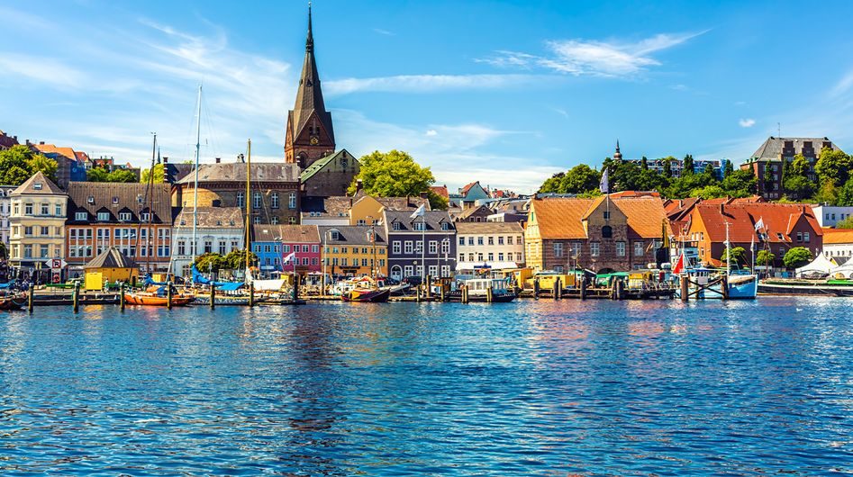 Blick über den Hafen auf die Flensburger Altstadt und die St.-Marien-Kirche