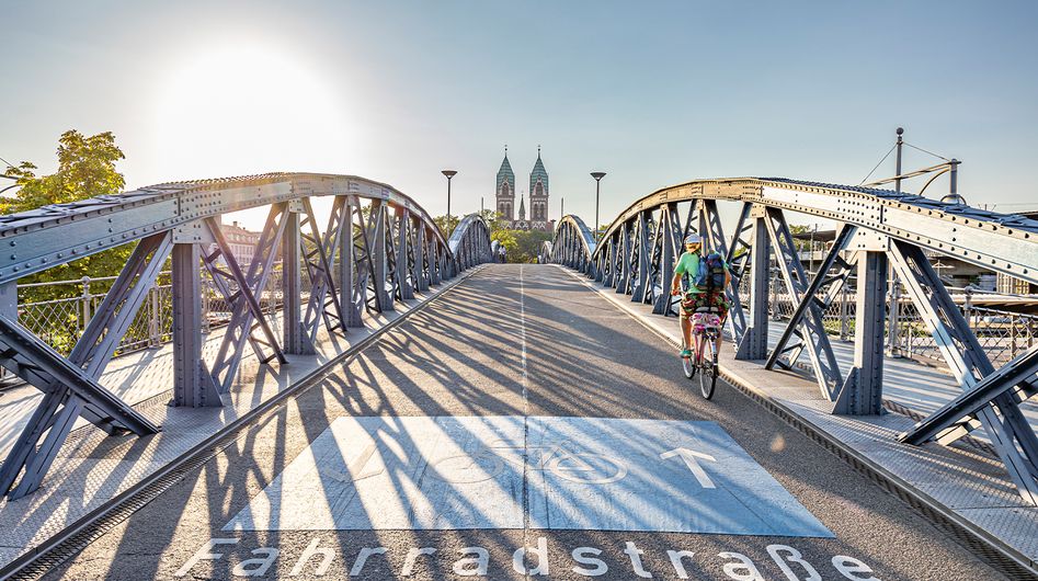 Blick von der Wiwili-Brücke auf die Herz-Jesu-Kirche in Freiburg