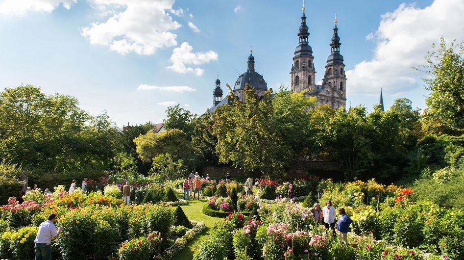 Green, landscaped palace garden in front of the Fulda Cathedral