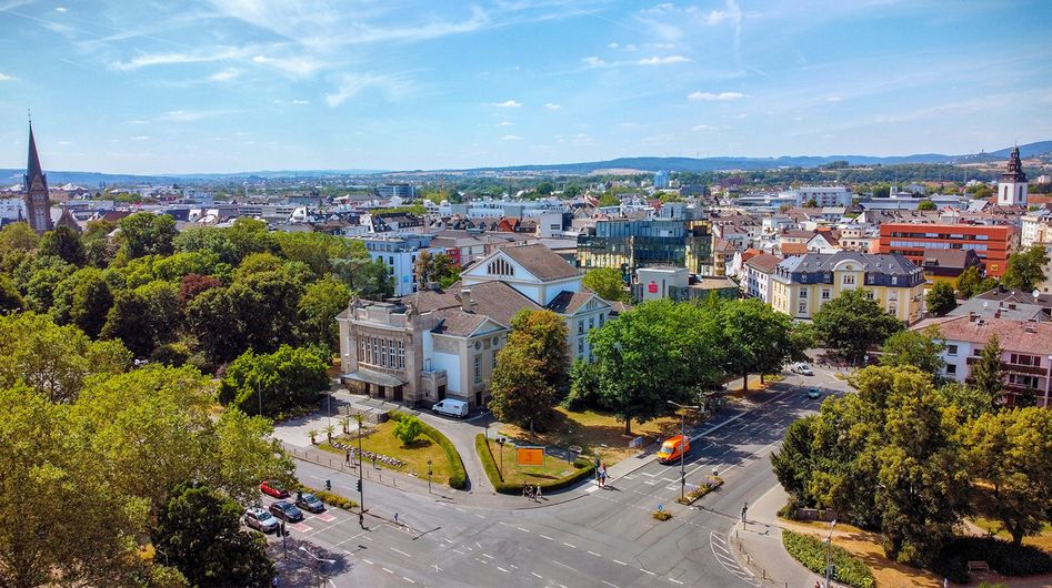 Die Gießener Innenstadt mit grünen Bäumen von oben