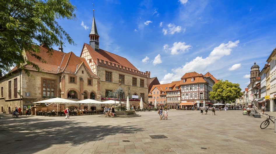 The Göttingen market square with the Old City Hall in the middle of the Old Town