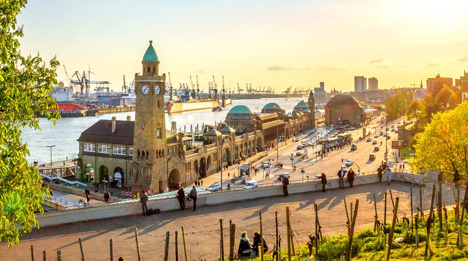 Hamburger Hafen mit dem Pegelturm und den Landungsbrücken im Vordergrund