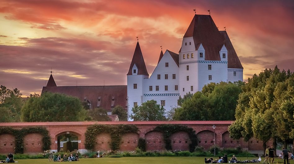 Eine Festung in Ingolstadt vor einem dramatisch aussehenden Himmel