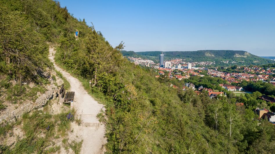 Wanderweg auf einem der Hügel am Rande der Stadt, mit Blick auf Jena