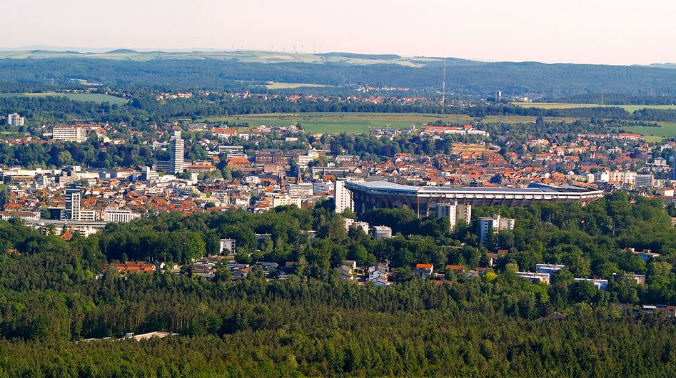 Kaiserslautern von oben mit umliegenden grünen Feldern und Wäldern