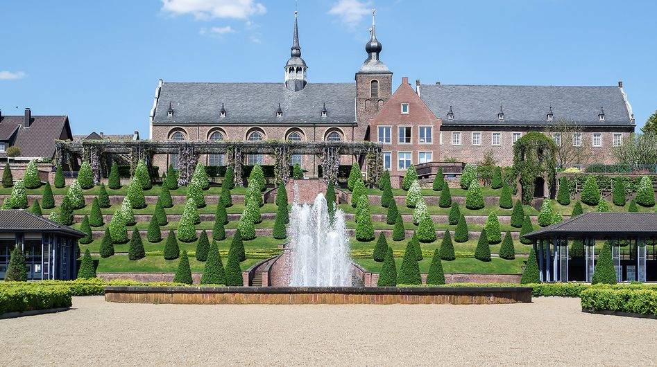 Der Terrassengarten in Kamp-Lintfort mit dem Kloster Kamp im Hintergrund