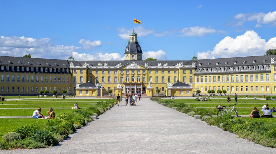 Schloss Karlsruhe mit Parkanlage und Besuchenden