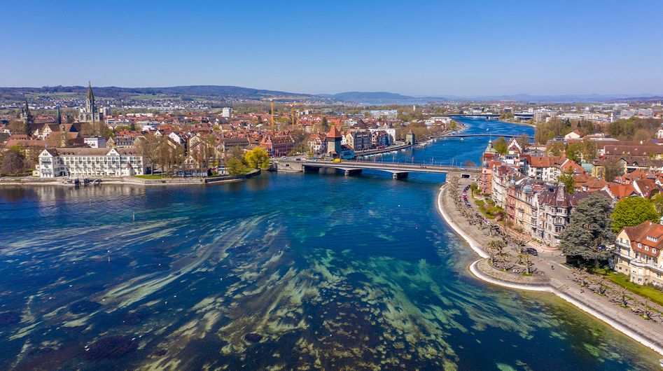 Konstanz am Bodensee mit Brücken und Uferpromenaden