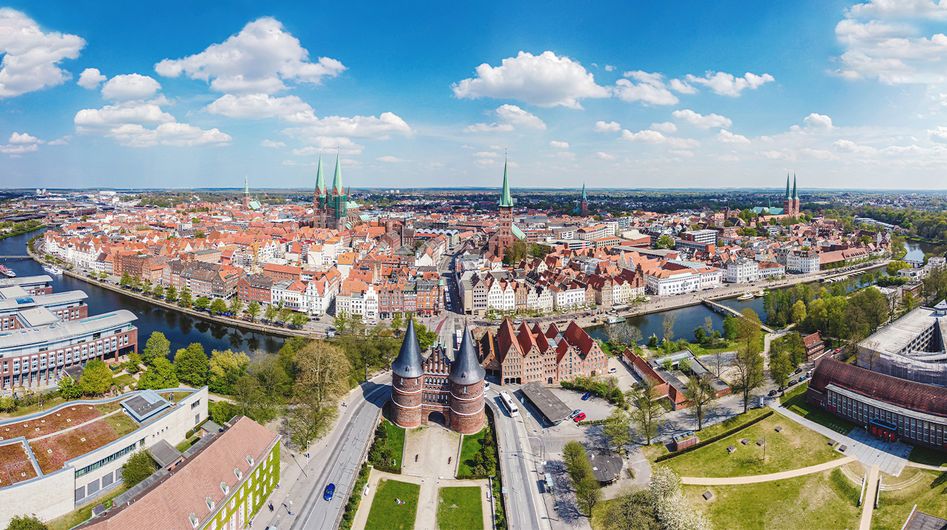 Lübecker Altstadt von oben, umgeben von der Trave