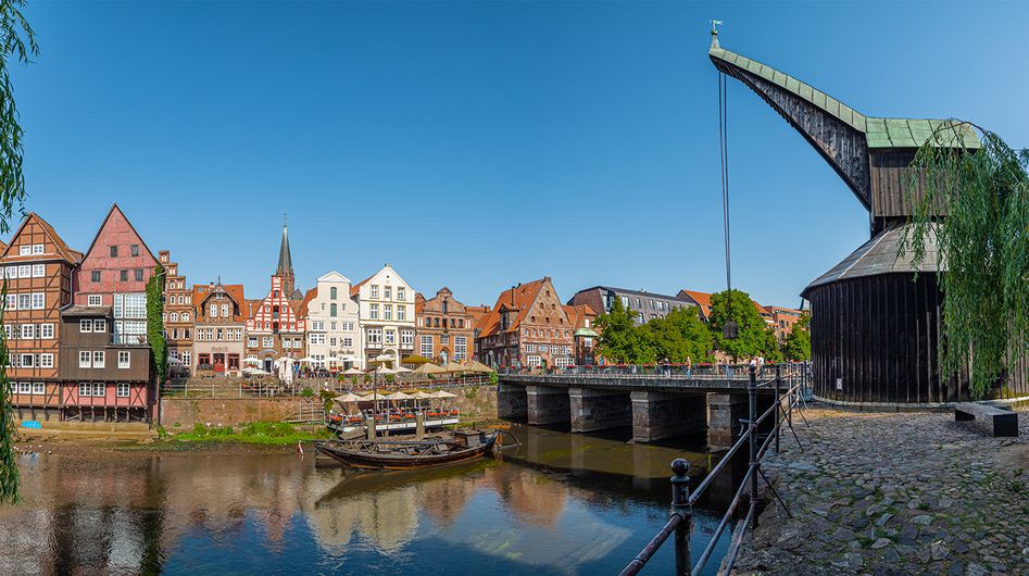 Blick auf historische Gebäude am Ufer eines Flusses in Lüneburg