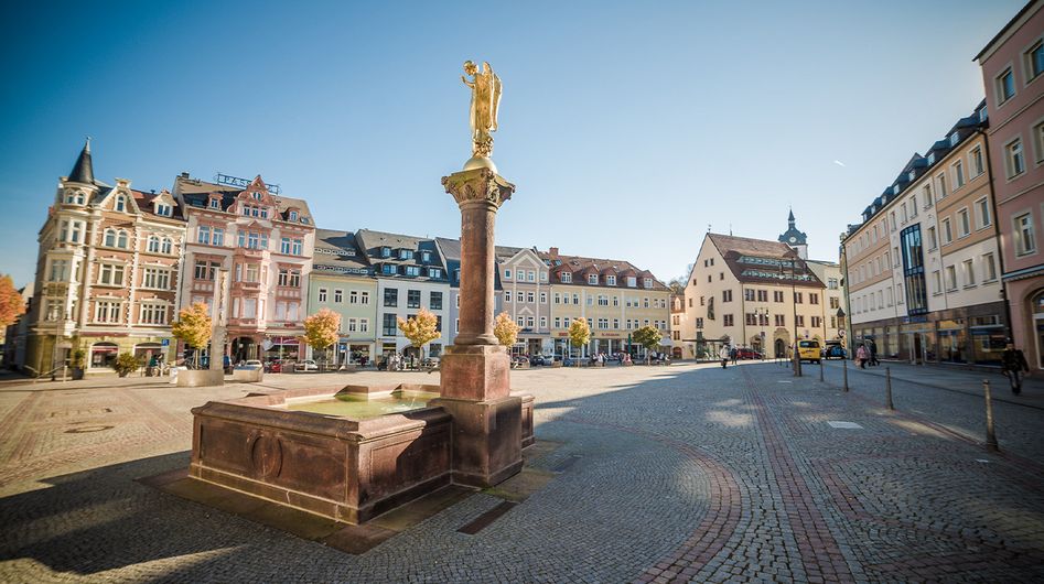 Brunnen mit Säule und Engelsstatue auf dem Marktplatz in Mittweida