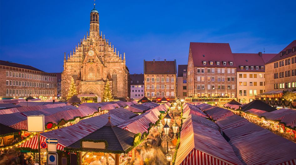 Blick von oben auf den festlich beleuchteten Nürnberger Christkindlesmarkt