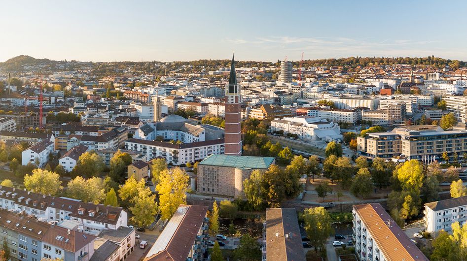 Blick von oben auf Pforzheim unter blauem Himmel