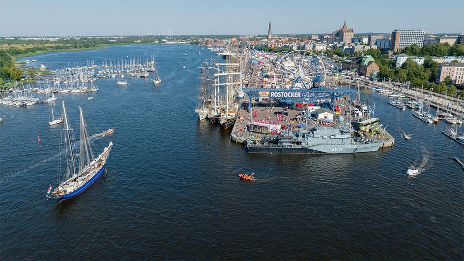 Blick von oben auf den Rostocker Hafen und Boote