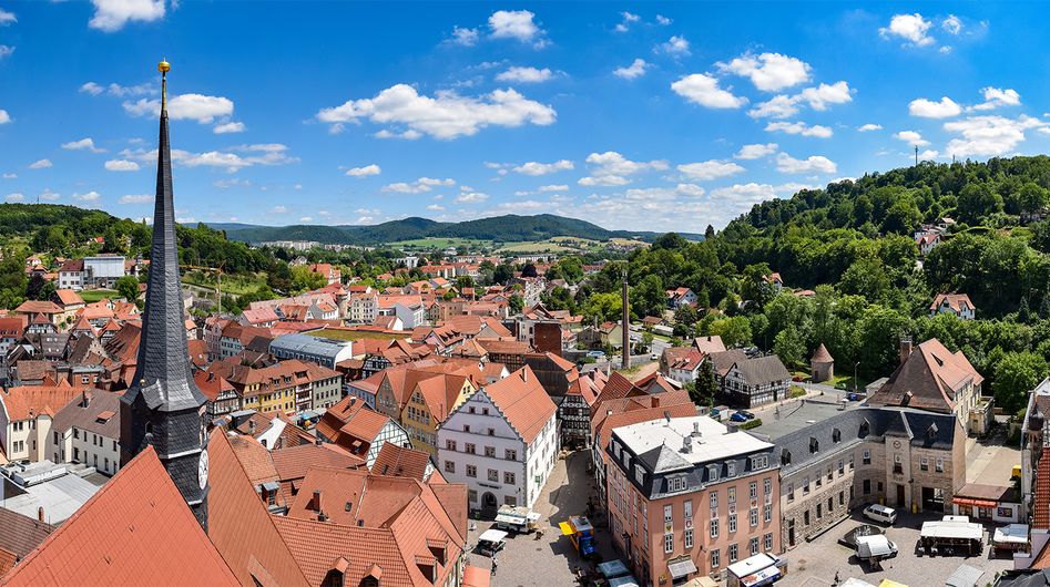 Blick auf Schmalkalden von oben bei gutem Wetter, im Hintergrund grüne Hügel