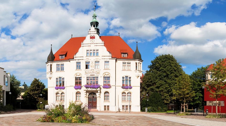 Das Trossinger Rathaus im Sonnenschein